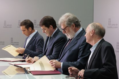 Mañueco firma los acuerdos con el presidente de CEOE Castilla y León, Santiago Aparicio; y los secretarios autonómicos de CCOO, Vicente Andrés y UGT, Fautisno Temprano.