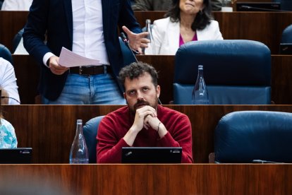 El diputado de Más Madrid en la Asamblea de Madrid, Pablo Padilla, durante un pleno en la Asamblea de Madrid.