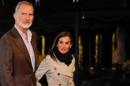 Los reyes en Combarro tras su cena para celebrar los 40 años en la Armada de Felipe VI