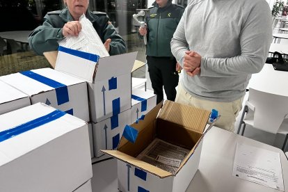 Agentes de la Guardia Civil custodian y comprueban las cajas que contienen las pruebas de oposición para ingresar al Instituto Armado

REMITIDA / HANDOUT por GUARDIA CIVIL
Fotografía remitida a medios de comunicación exclusivamente para ilustrar la noticia a la que hace referencia la imagen, y citando la procedencia de la imagen en la firma
28/9/2024