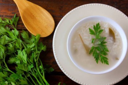 Sopa con cilantro