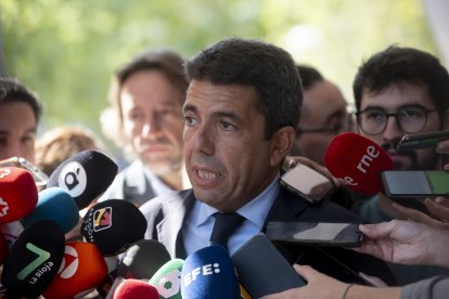 El presidente de la Comunidad Valenciana, Carlos Mazón, ofrece declaraciones a los medios de comunicación.