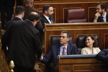 (Foto de ARCHIVO)
El preso y exvicepresidente de la Generalitat, Oriol Junqueras (i) saluda al presidente del Gobierno en funciones, Pedro Sánchez (d) a su llegada a la sesión constitutiva de la nueva Cámara Baja.

Eduardo Parra / Europa Press
21 mayo 2019, Esquerra Republicana
21/5/2019