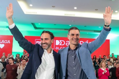 El secretario general de los socialistas de Málaga, Daniel Pérez, junto al líder del PSOE y presidente del Gobierno, Pedro Sánchez.