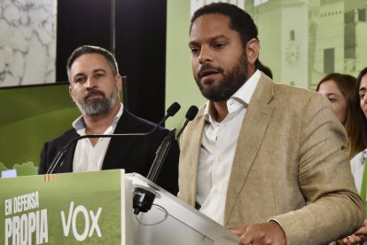 El secretario general de Vox, Ignacio Garriga, junto a Santiago Abascal.