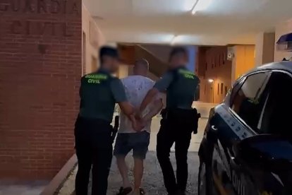 Agentes de la Guardia civil junto al detenido