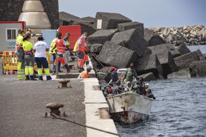 Un cayuco a su llegada al puerto de La Restinga, en El Hierro.