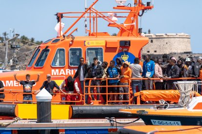 Varios migrantes llegan a bordo de la embarcación de Salvamento ‘Al Nair’ al muelle de Puerto Naos, a 18 de septiembre de 2024, en Arrecife, Lanzarote.