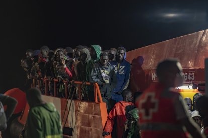 La Guardamar Calliope lleva a bordo a más de 300 migrantes, que llegan al puerto de La Restinga tras ser rescatados, a 20 de septiembre de 2024.