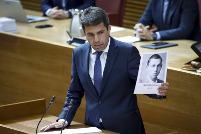 El 'president' Carlos Mazón muestra una imagen de Miguel Hernández en el pleno de Les Corts