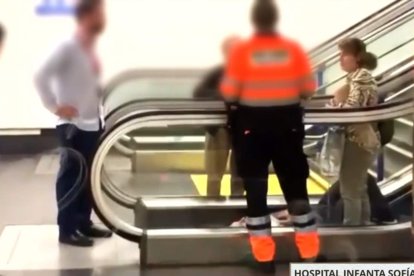 José Ortega Cano tumbado en el suelo del metro tras la avalancha humana que sufrió en el Metro de Madrid.