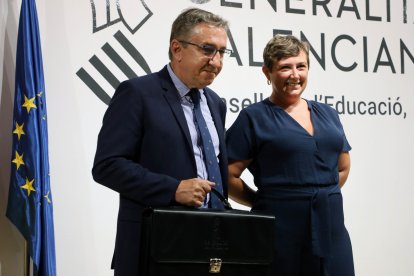 El nuevo conseller de Educación, Universidades y Empleo de la Generalitat Valenciana, José Antonio Rovira, recibe la cartera de manos de su predecesora en el cargo, Raquel Tamarit