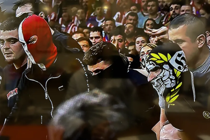 Miembros del Frente Atlético durante el partido ante el Real Madrid.