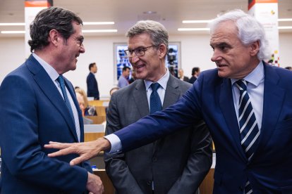 El presidente de CEOE, Antonio Garamendi, el presidente del Partido Popular, Alberto Núñez Feijóo; y el presidente de CEIM, Miguel Garrido.