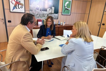 Reunión de Rubén Ibáñez y María Tormo

REMITIDA / HANDOUT por AYUNTAMIENTO DE ALMASSORA
Fotografía remitida a medios de comunicación exclusivamente para ilustrar la noticia a la que hace referencia la imagen, y citando la procedencia de la imagen en la firma
03/10/2024