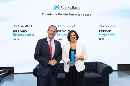 El consejero delegado de CaixaBank, Gonzalo Gortázar, y la CEO de Frit Ravich, Judith Viader, ganadora ‘CaixaBank Premio Empresaria’ 2024.