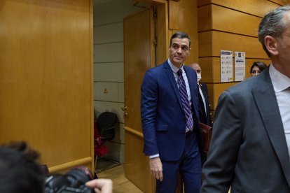 (Foto de ARCHIVO)
El presidente del Gobierno, Pedro Sánchez, a su llegada a una sesión de control al Gobierno en el Senado, a 21 de diciembre de 2022, en Madrid (España).  El presidente del Gobierno, Pedro Sánchez, y el líder del PP, Alberto Núñez Feijóo, celebran este miércoles su último cara a cara del año en el Pleno del Senado en un clima de tensión y crisis institucional tras la decisión del Tribunal Constitucional de paralizar la ley que buscaba renovarlo.

Jesús Hellín / Europa Press
21 DICIEMBRE 2022;SENADO;CARA A CARA;CONTROL AL GOBIERNO;SESIÓN PLENARIA;SENADORES;
21/12/2022