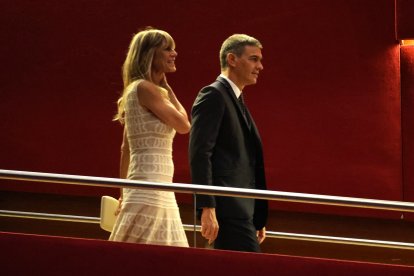 (Foto de ARCHIVO)
El presidente del Gobierno, Pedro Sánchez, y su mujer, Begoña Gómez, a su llegada a la entrega del Premio Donostia, en el Festival de Cine de San Sebastián, a 26 de septiembre de 2024, en San Sebastián, Guipúzcoa, País Vasco (España). Almodóvar ha recogido el premio Donostia en reconocimiento a su trayectoria en una gala después de la cual se ha proyectado su primer largometraje en inglés ‘La habitación de al lado’, filme por el que ganó el León de Oro en la 81ª edición del Festival Internacional de Cine de Venecia.

Raúl Terrel / Europa Press
PREMIO DONOSTIA;FESTIVAL DE SAN SEBASTIÁN;CINE;DIRECTOR
26/9/2024