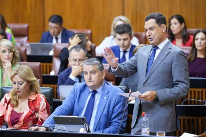 El presidente de la Junta de Andalucía, Juanma Moreno toma la palabra durante la segunda jornada del Pleno del Parlamento andaluz. 
03/10/2024