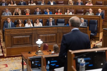 El líder del PP, Alberto Núñez Feijóo, interviene en el Congreso con Pedro Sánchez en su asiento.