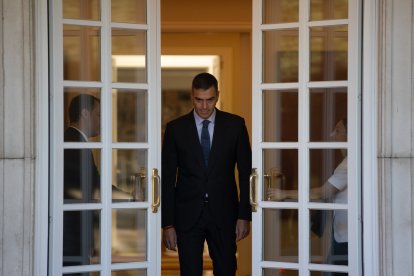 El presidente del Gobierno, Pedro Sánchez, saliendo de las puertas de Moncloa.