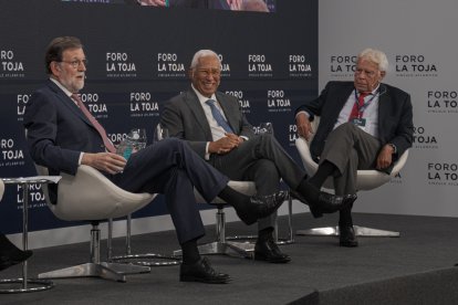 Mariano Rajoy y Felipe González, durante la primera jornada del Foro de La Toja