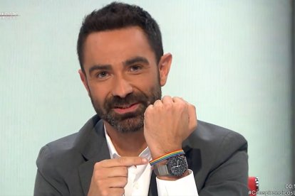 Joaquín Castellón enseña su pulsera a modo de respuesta.