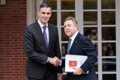 El presidente del Gobierno, Pedro Sánchez, durante su reunión con el presidente de Castilla-La Mancha, Emiliano García-Page.