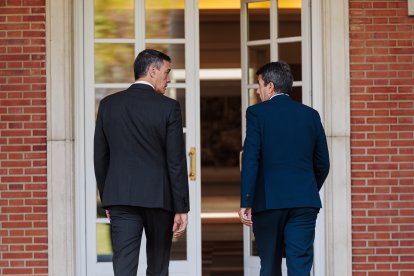 El presidente del Gobierno, Pedro Sánchez (i), durante su reunión con el presidente de la Comunitat Valenciana, Carlos Mazón (d), en el Complejo de La Moncloa, a 4 de octubre de 2024, en Madrid (España). Estas reuniones se enmarcan en la ronda que suele hacer el jefe del Ejecutivo tras las elecciones autonómicas. Sánchez se reúne hoy además con el presidente de la Región de Murcia, y el presidente de Castilla-La Mancha.

Carlos Luján / Europa Press
04 OCTUBRE 2024;REUNIÓN;COMUNIDAD VALENCIANA;CCAA;PRESIDENTE;ELECCIONES
04/10/2024