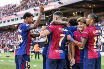 Los futbolistas del Barcelona celebran un gol.