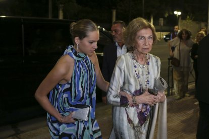 Doña Sofia e Irene Urdangarin, en la boda de Teodora de Grecia.