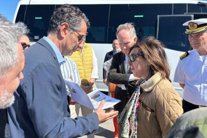 El alcalde de Barbate (Cádiz), Miguel Molina (Andalucía Por Sí), en una imagen de archivo, entrega a la ministra de Defensa, Margarita Robles, el Plan de Singularidad del municipio en un encuentro forzado.