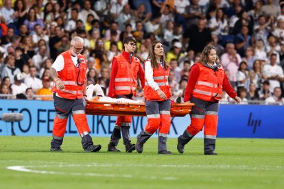 Dani Carvajal, abandonando el césped del Bernabéu en camilla, tras caer lesionado.