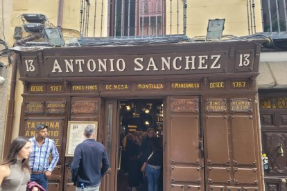 Paloma Rocasolano, su pareja y unos amigos disfrutaron de un local tan castizo como la taberna Antonio Sánchez.