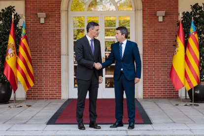 El presidente del Gobierno, Pedro Sánchez , durante su reunión con el presidente de la Comunitat Valenciana, Carlos Mazón