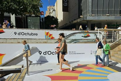 Pasajeros entran en la estación de Colón