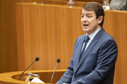 El presidente de Castilla y León, Alfonso Fernández Mañueco, durante una sesión en las Cortes.