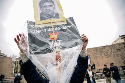 Una persona sostiene una pancarta con la imagen de Miguel Ángel Blanco, asesinado por ETA.