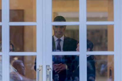 El presidente del Gobierno, Pedro Sánchez, tras las puertas de Moncloa.