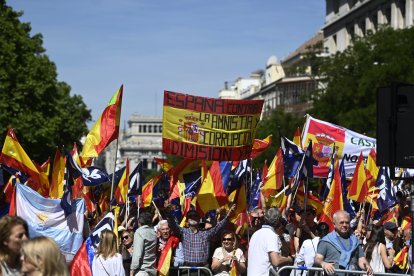 Manifestantes en una protesta contra Pedro Sánchez en la Puerta de Alcalá, a 26 de mayo de 2024, en Madrid.