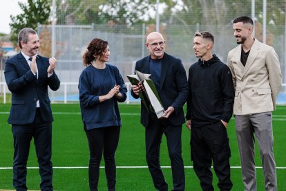 El consejero de Cultura y Deportes, Mariano Paco Serrano, el futbolista del Real Madrid y la selección Española, Joselu, el futbolista del Bayern Leverkusen y de la selección Española, Alejandro Grimaldo y el seleccionador de la Selección Española, Luis d.