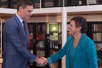 El presidente del Gobierno, Pedro Sánchez, recibe a la portavoz de EH Bildu en el Congreso de los Diputados, Mertxe Aizpurua.