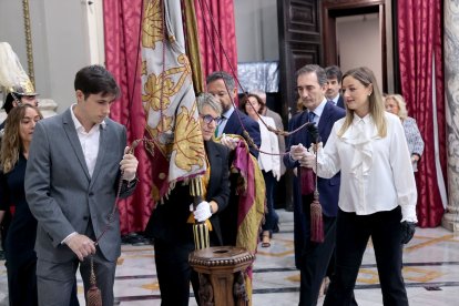 La portavoz de Compromís en el Ayuntamiento de València, Papi Robles, portando la Reial Senyera desde el Museo Histórico Municipal hasta el Salón de Cristal del consistorio.

REMITIDA / HANDOUT por MAO
Fotografía remitida a medios de comunicación exclusivamente para ilustrar la noticia a la que hace referencia la imagen, y citando la procedencia de la imagen en la firma
08/10/2024