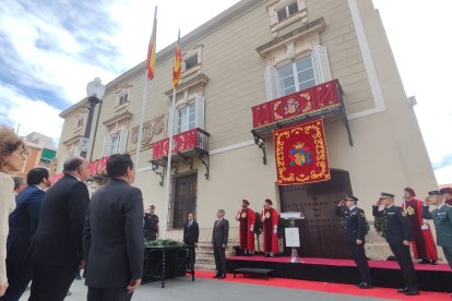 Momento del izado de la bandera