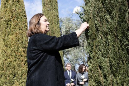 La presidenta de la Asociación Víctimas del Terrorismo (AVT), Maite Araluce, en la ofrenda floral durante el acto en recuerdo a las víctimas del terorrismo.