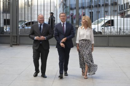 El portavoz del PP, Miguel Tellado; el presidente del PP, Alberto Núñez Feijóo y la diputada del PP, Cayetana Álvarez de Toledo.