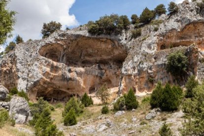 Yacimiento arqueológico Cueva Millán - Riscos del Estillín, San Pedro de Arlanza - Google Earth