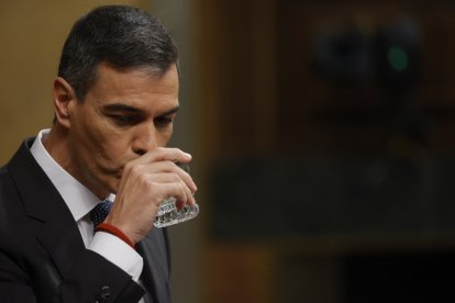 El presidente del Gobierno, Pedro Sánchez, bebe agua durante una sesión de control al Gobierno en el Congreso.