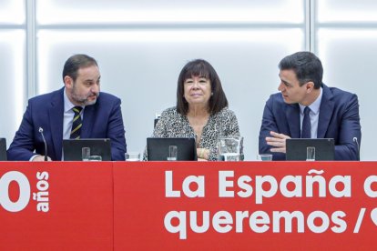 Pedro Sánchez y Ábalos, junto a Cristina Narbona, en una reunión del PSOE en 2020.