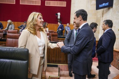 El presidente de la Junta de Andalucía, Juanma Moreno y la consejera de Economía,  Carolina España, tras la aprobación de los presupuestos de 2024.